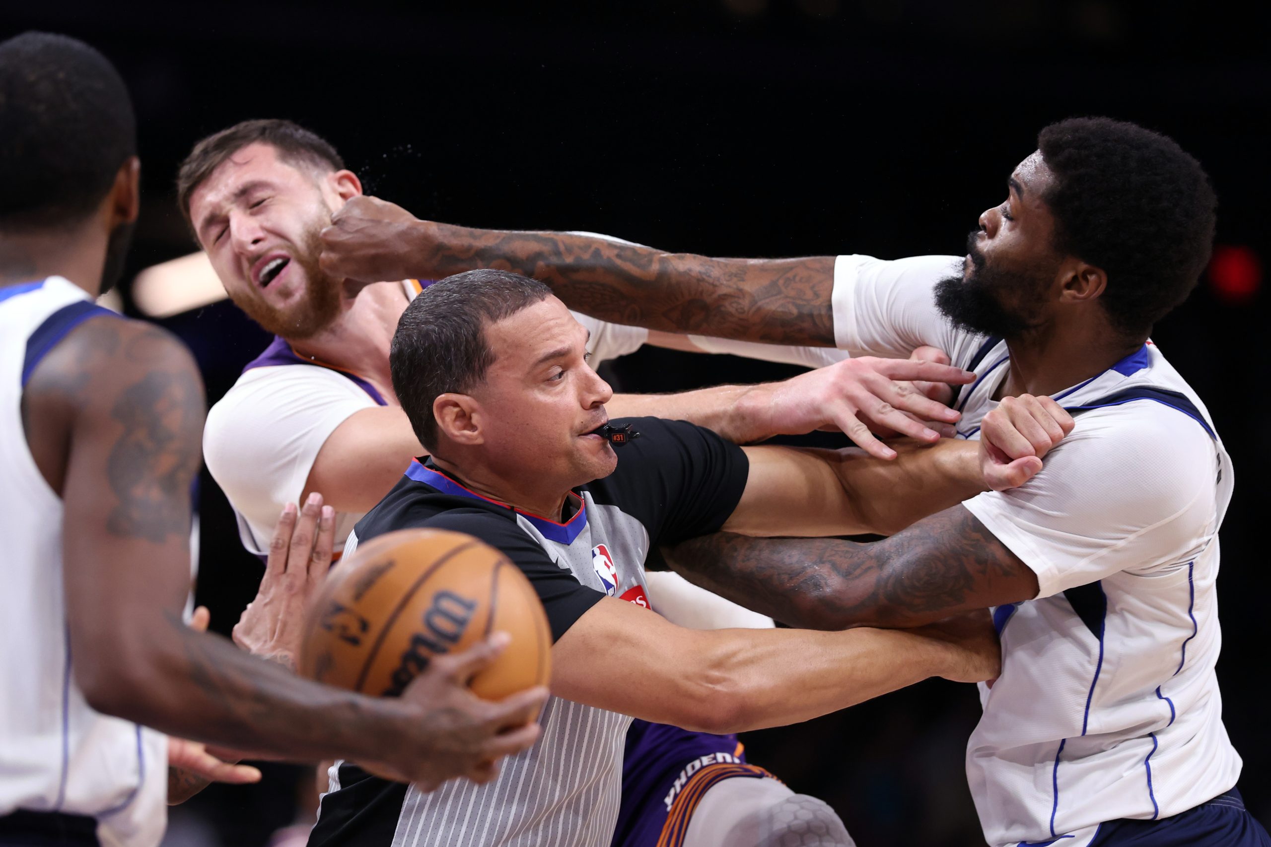 Lamentável! Jusuf Nurkic e Naji Marshall trocam socos em jogo da NBA. (Foto: Chris Coduto/Getty Images)