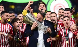 Evangelos Marinakis comemorando o título da Conference League com o Olympiakos.