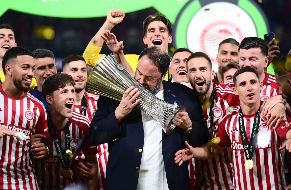 Evangelos Marinakis comemorando o título da Conference League com o Olympiakos.