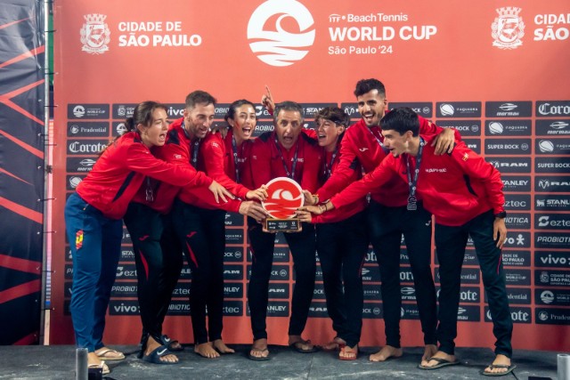 Espanha com Antomi Ramos no pódio da Copa do Mundo (Foto: Ivan Sorti)