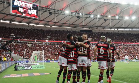 Pais de atleta do Flamengo são vistos em Belo Horizonte. (Foto: Wagner Meier/Getty Images)