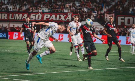 Fortaleza e Atlético Goianiense em ação. (Foto: Mateus Lotif/FEC)