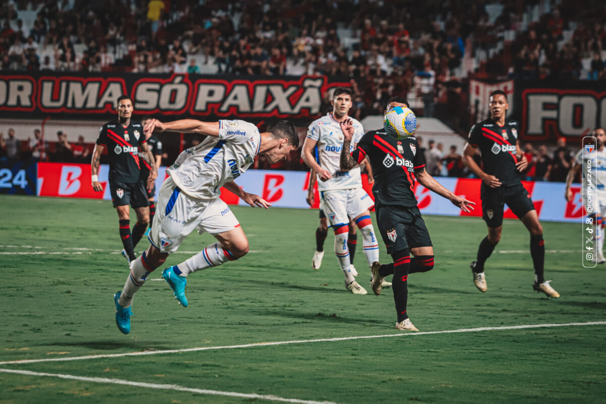 Fortaleza e Atlético Goianiense em ação. (Foto: Mateus Lotif/FEC)