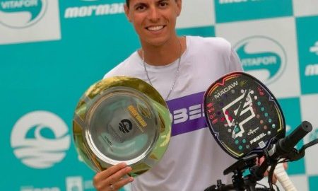 Gustavo Russo com o troféu (Foto: Programa PlayBT)