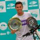 Gustavo Russo com o troféu (Foto: Programa PlayBT)