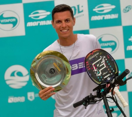 Gustavo Russo com o troféu (Foto: Programa PlayBT)