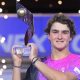 João Fonseca com o troféu (Foto: Pete Staples/ATP)