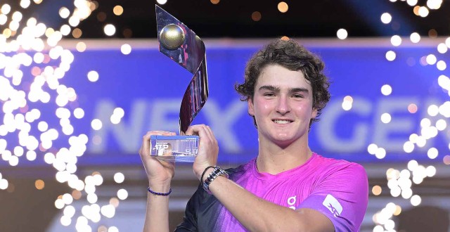 João Fonseca com o troféu (Foto: Pete Staples/ATP)