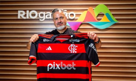 José Boto com a camisa do Flamengo (Foto: Marcelo Cortes / CRF)