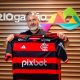 José Boto com a camisa do Flamengo (Foto: Marcelo Cortes / CRF)