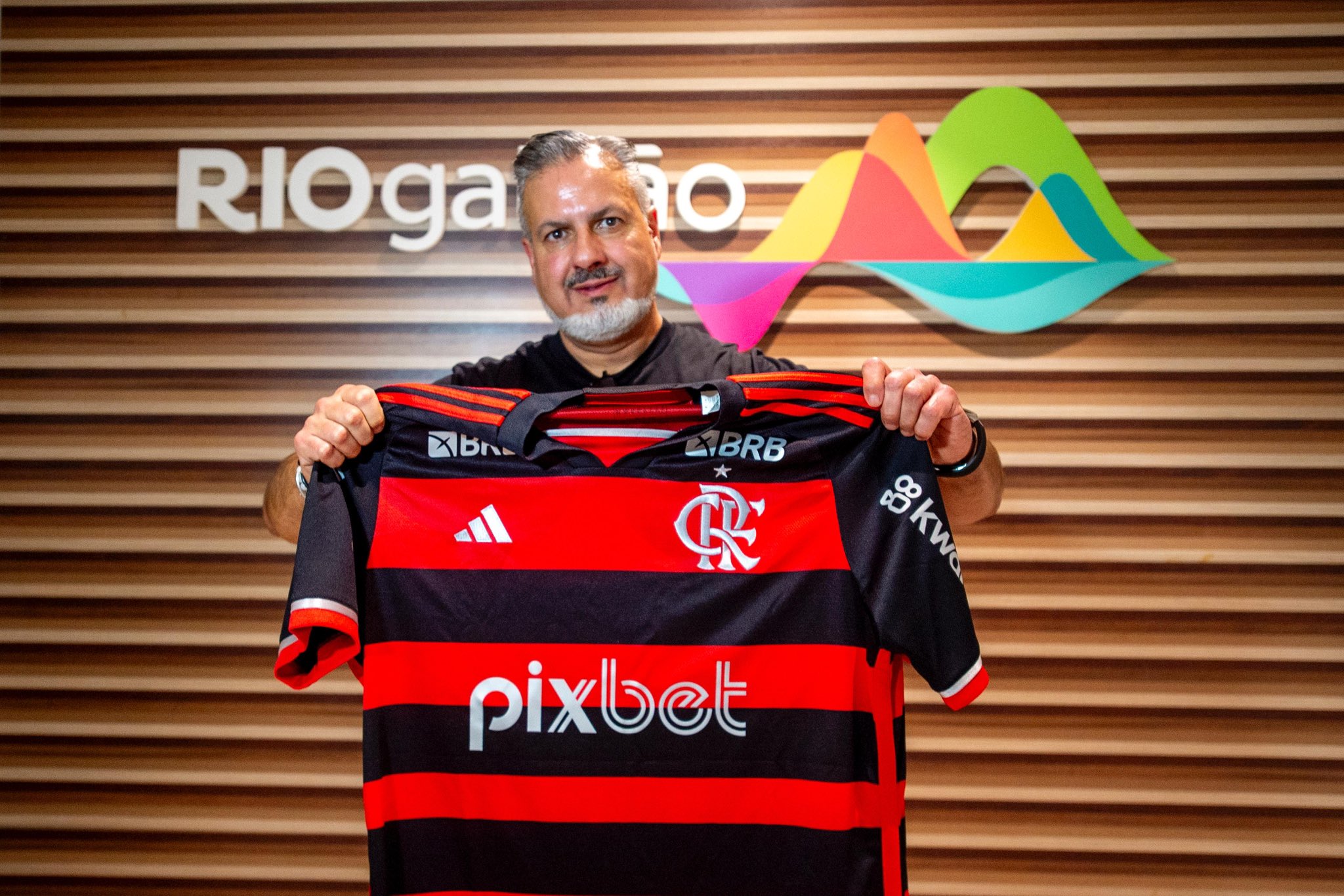 José Boto com a camisa do Flamengo (Foto: Marcelo Cortes / CRF)