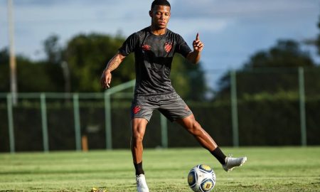 Paulinho, agora ex-atacante do Sport. (Foto: Paulo Paiva/SCR)