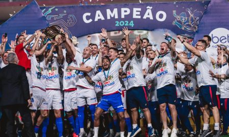 Elenco do Fortaleza comemora o tricampeonato da Copa do Nordeste. (Foto: Mateus Lotif/FEC)