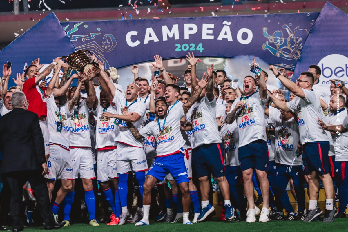 Elenco do Fortaleza comemora o tricampeonato da Copa do Nordeste. (Foto: Mateus Lotif/FEC)