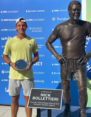 Victor Pignaton com o troféu de duplas (Foto: Divulgação)