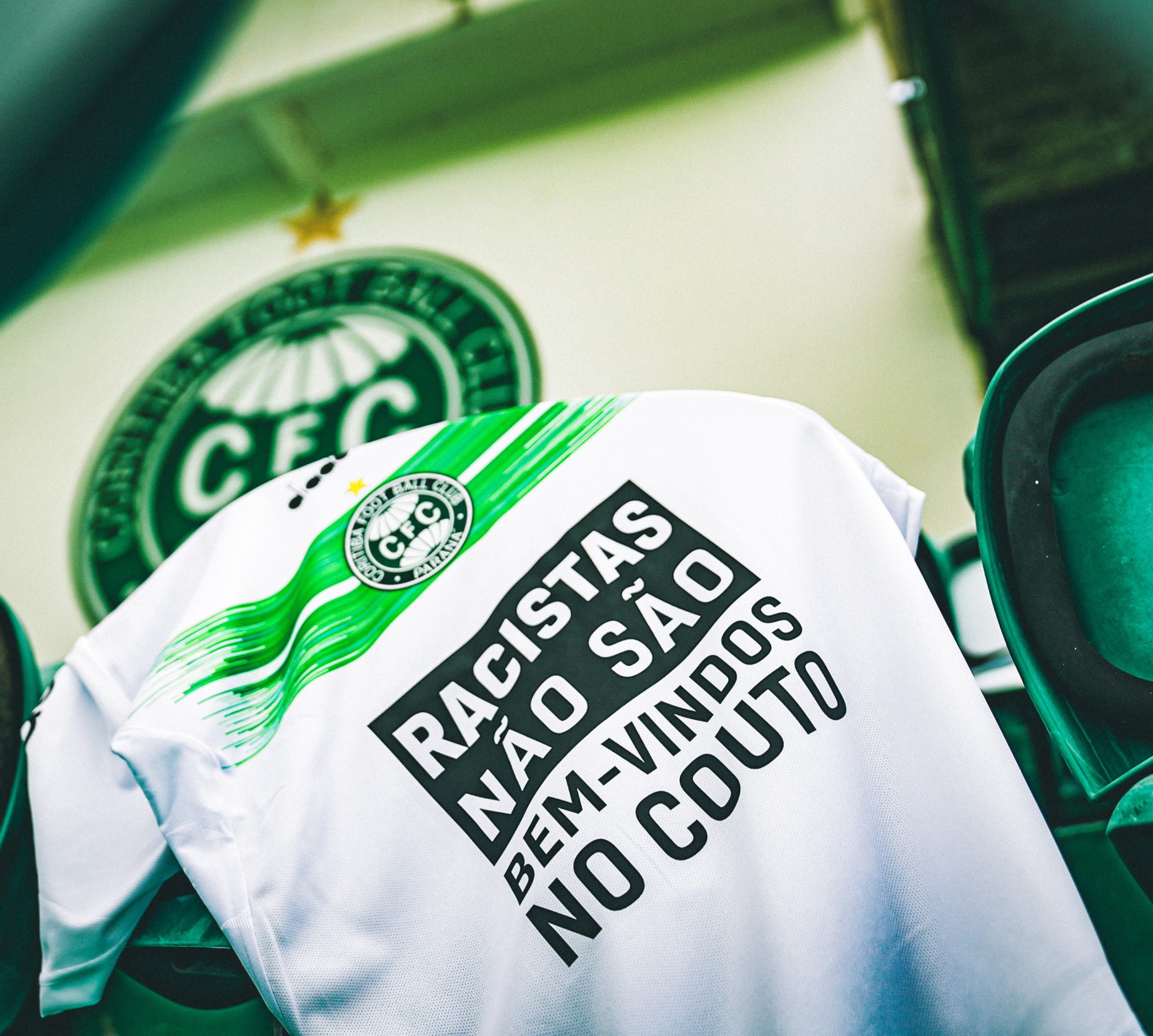 Camisa do Coritiba com mensagem antirracista. (Foto: Rafael Ianoski/CFC)