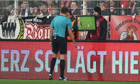 Árbitro revisando um lance no VAR em partida da Bundesliga. (Foto:Maja Hitij/Getty Images)