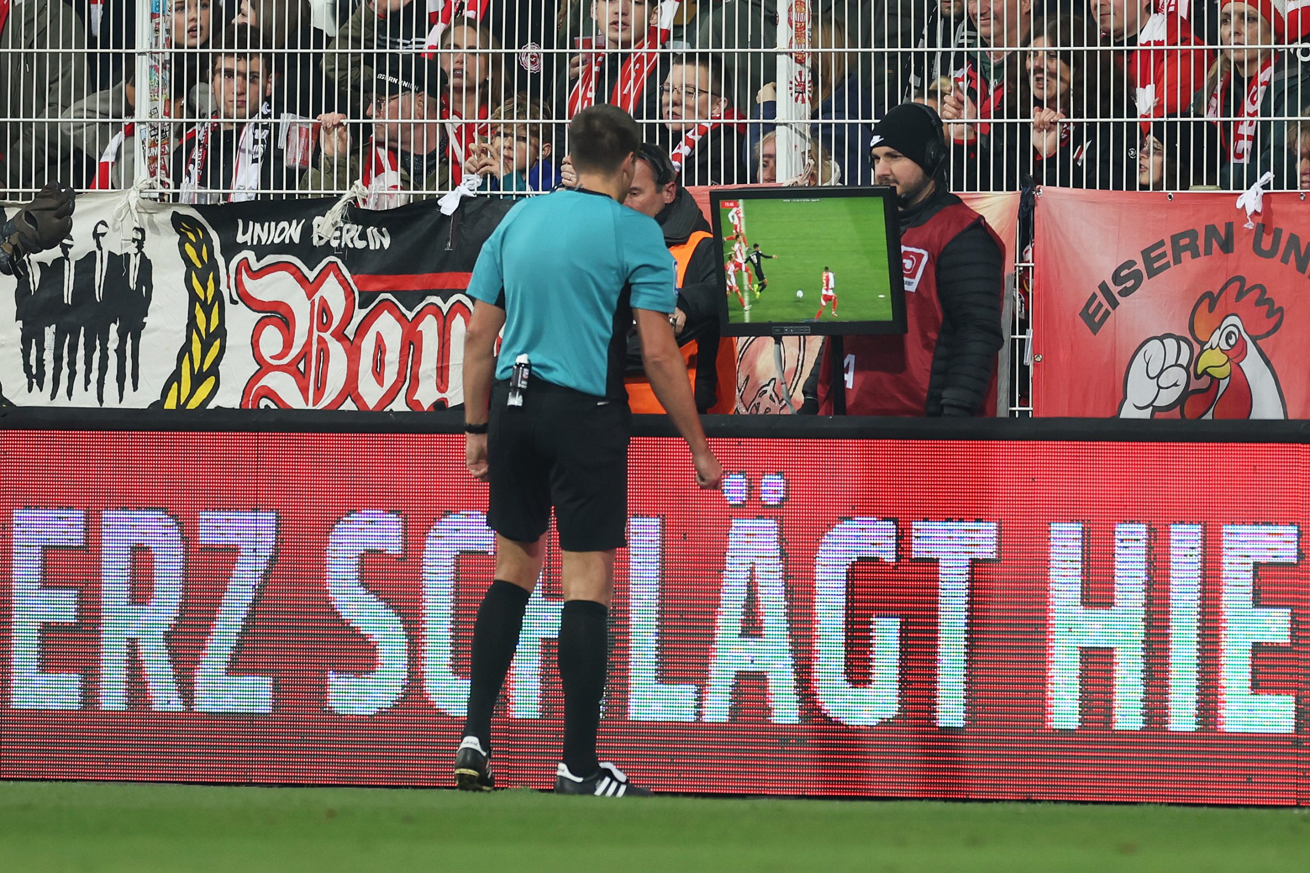 Árbitro revisando um lance no VAR em partida da Bundesliga. (Foto:Maja Hitij/Getty Images)