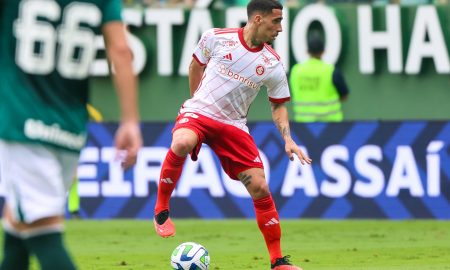 Gabriel com a camisa do Internacional. (Foto: Ricardo Duarte/SCI)