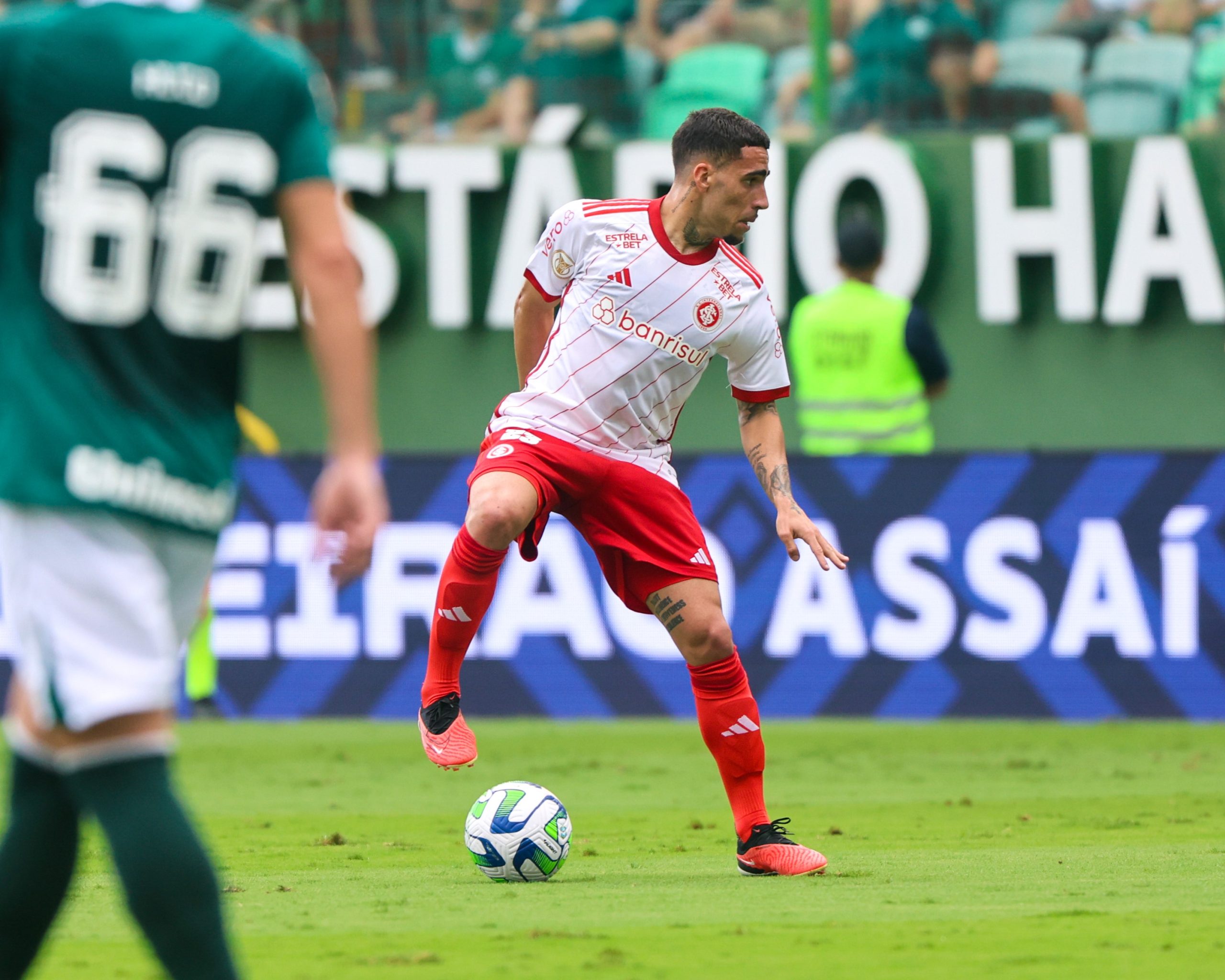 Gabriel com a camisa do Internacional. (Foto: Ricardo Duarte/SCI)