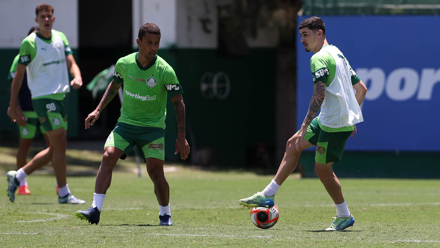 O meia Rômulo de é ser titular contra seu ex-clube. (Foto: Cesar Greco/Palmeiras).