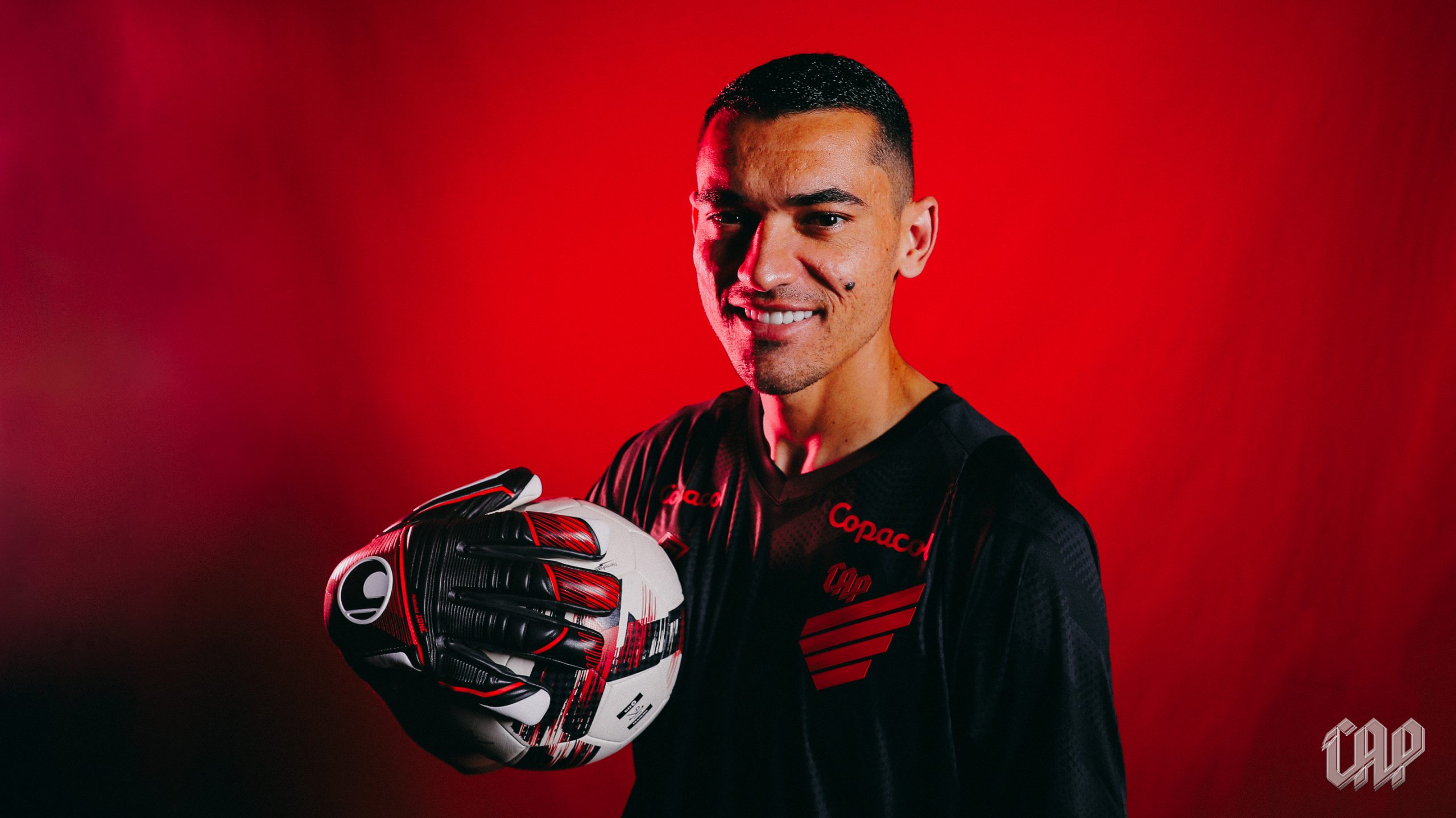 Anúncio do goleiro Santos no Athletico. (Foto: José Tramontin/CAP)