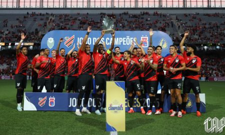 Elenco do Athletico com a ''Taça dos Campeões''. (Foto: José Tramontin/CAP)