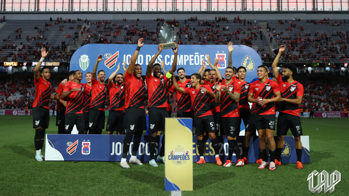 Elenco do Athletico com a ''Taça dos Campeões''. (Foto: José Tramontin/CAP)