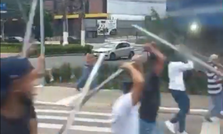 Torcidas organizadas do Corinthians e São Paulo entraram em uma briga horas antes do clássico. (Foto: Reprodução)