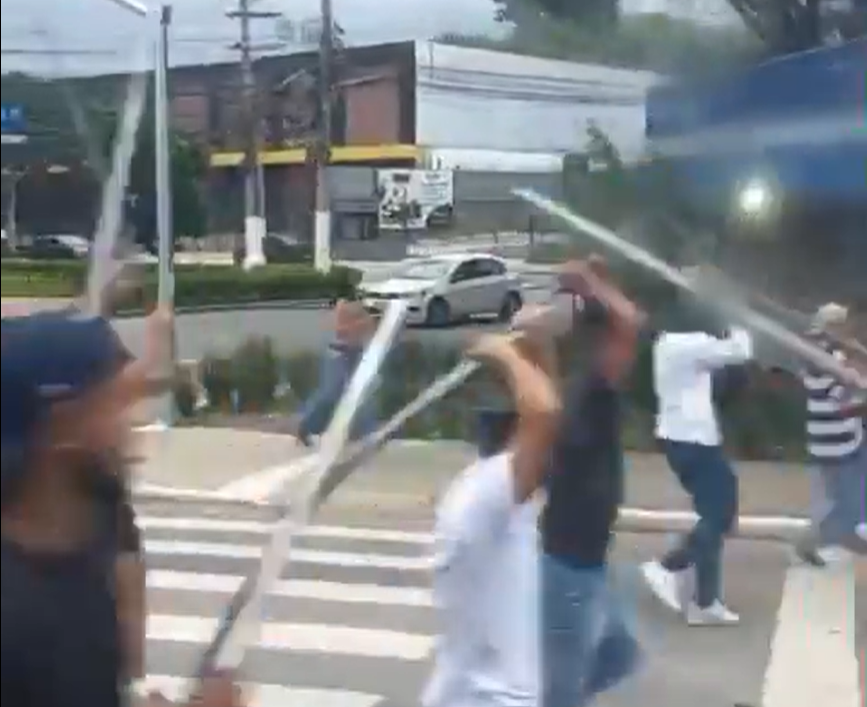 Torcidas organizadas do Corinthians e São Paulo entraram em uma briga horas antes do clássico. (Foto: Reprodução)