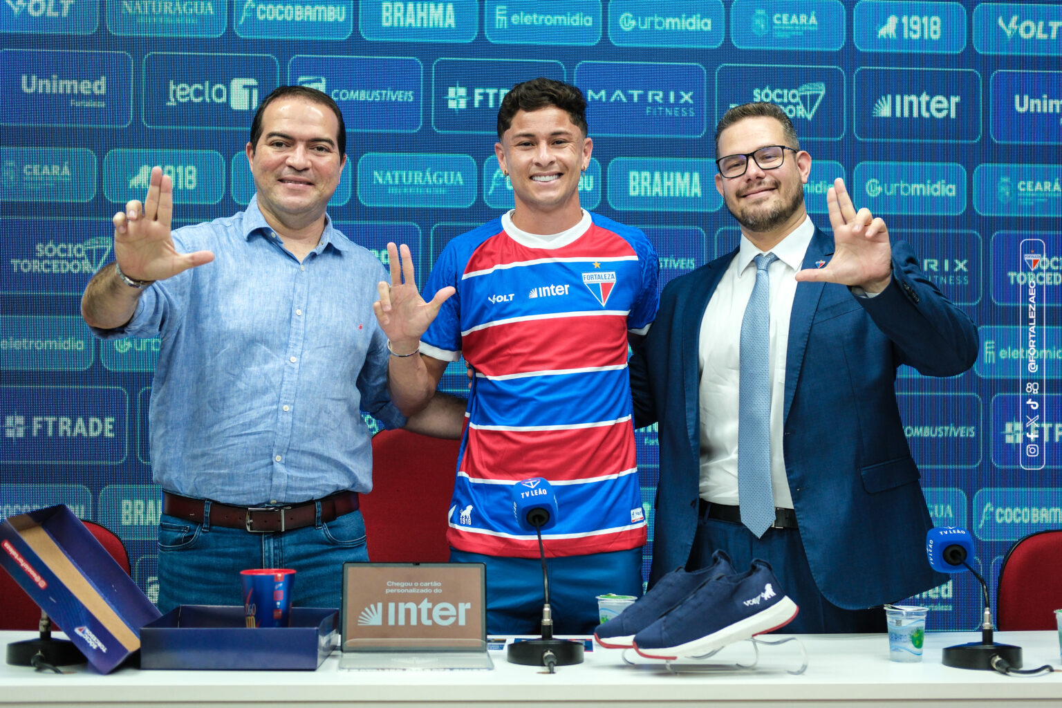 Diogo Barbosa ao lado de Marcelo Luz e Alex Santana. (Foto: Mateus Lotif / Fortaleza EC)