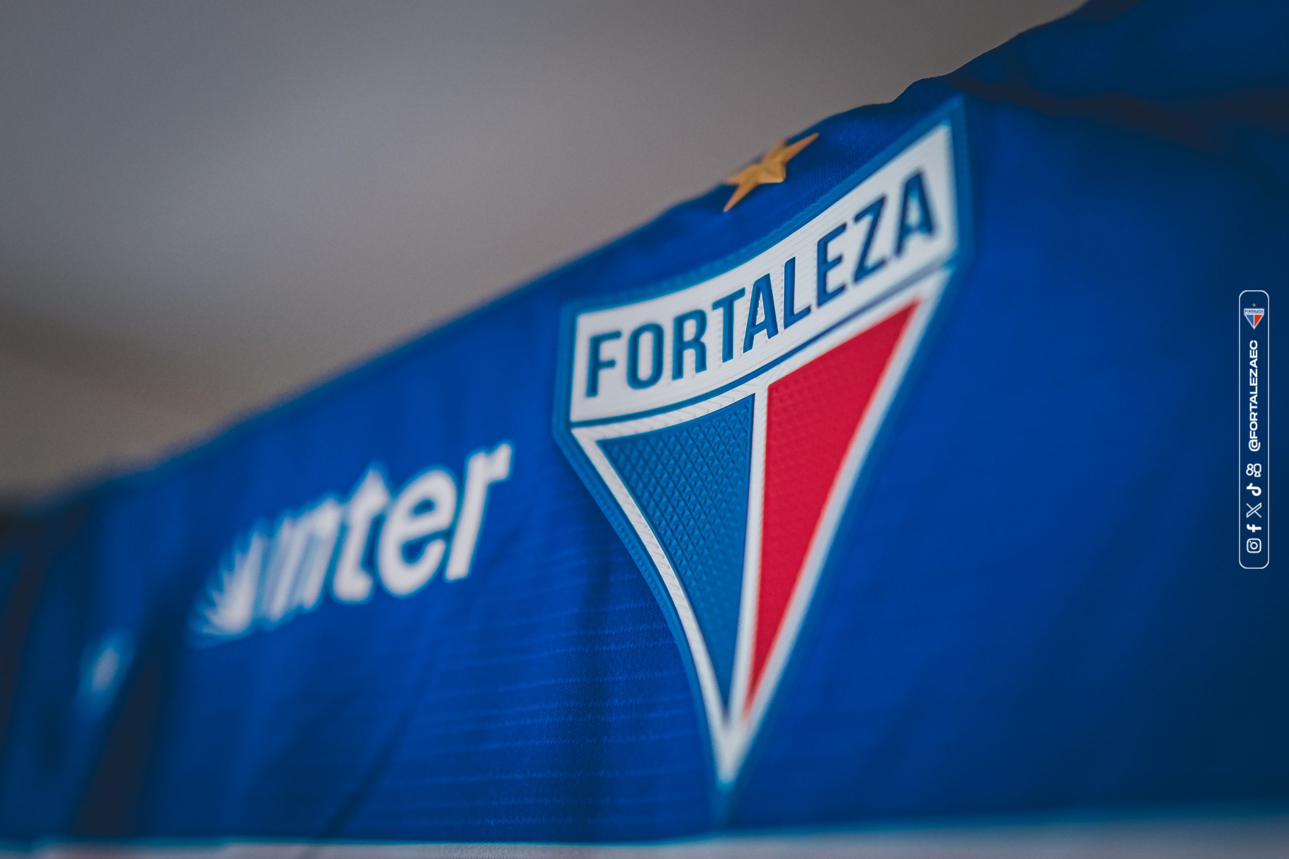 A camisa do Fortaleza em destaque. (Foto: Mateus Lotif/FEC)