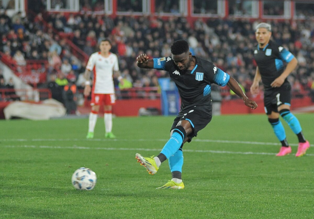 Johan Carbonero atuando pelo Racing. (Foto: Divulgação/Racing)