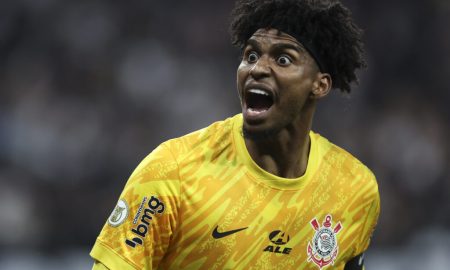 Hugo Souza lamenta derrota do Corinthians no clássico contra o Sáo Paulo. (Photo by Alexandre Schneider/Getty Images)