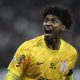 Hugo Souza lamenta derrota do Corinthians no clássico contra o Sáo Paulo. (Photo by Alexandre Schneider/Getty Images)