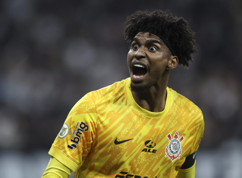 Hugo Souza lamenta derrota do Corinthians no clássico contra o Sáo Paulo. (Photo by Alexandre Schneider/Getty Images)