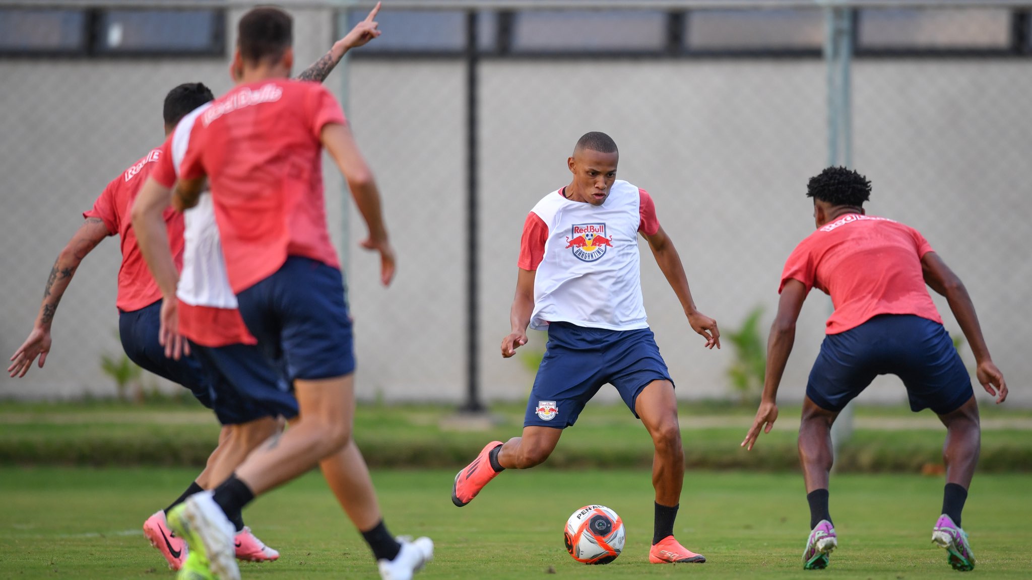 Jogadores em ação no treino do Red Bull Bragantino (Imagem: Ari Ferreira/Red Bull Bragantino)