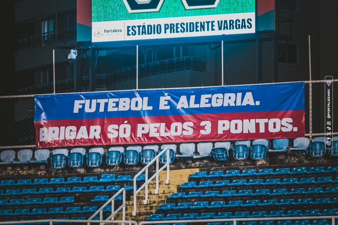 Faixa estendida pela torcida tricolor contra a violência nos estádios. (Mateus Lotif/FEC)