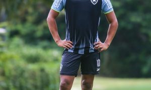 Huguinho durante um treino do Botafogo. (Foto:Arthur Barreto/Botafogo)