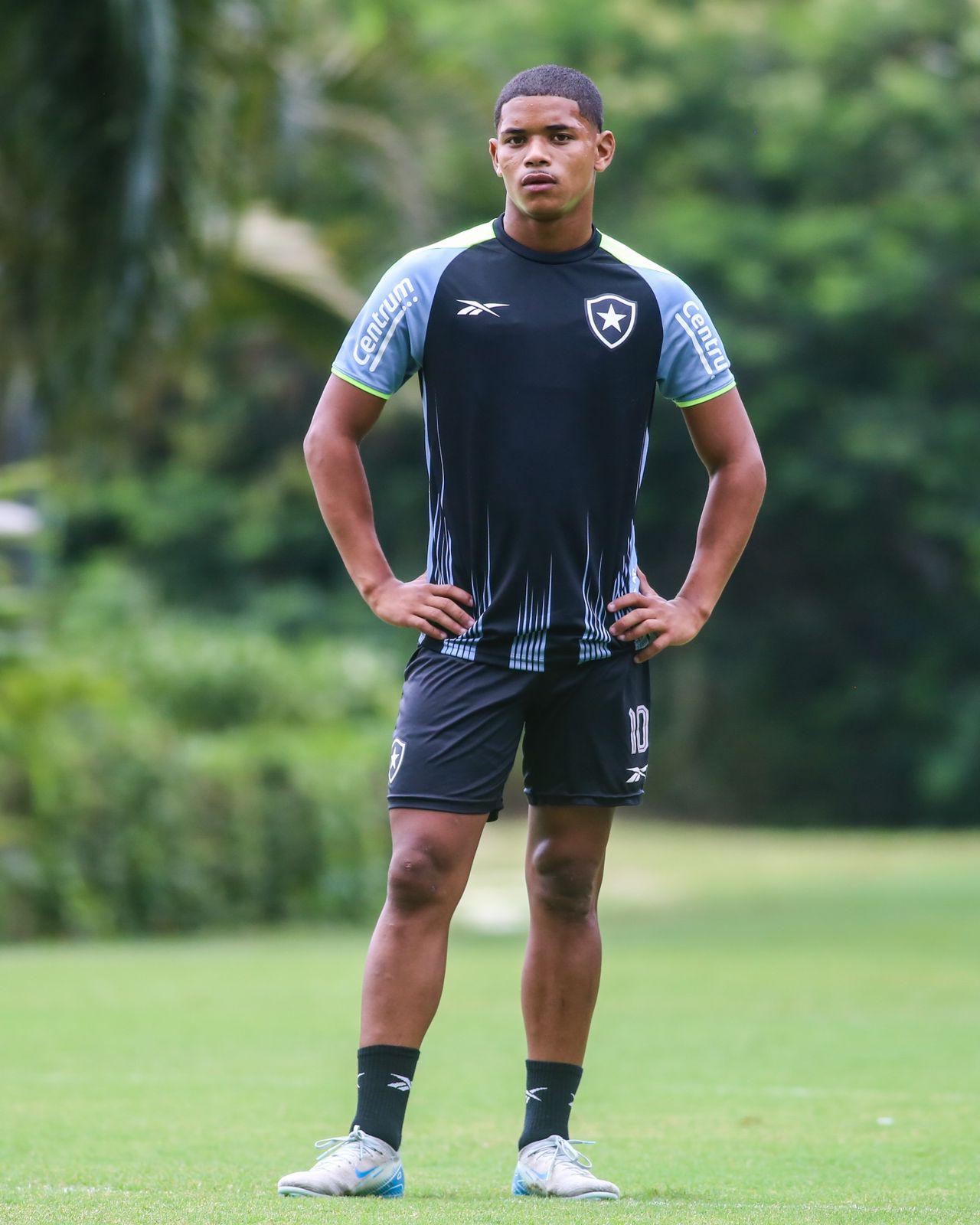 Huguinho durante um treino do Botafogo. (Foto:Arthur Barreto/Botafogo)