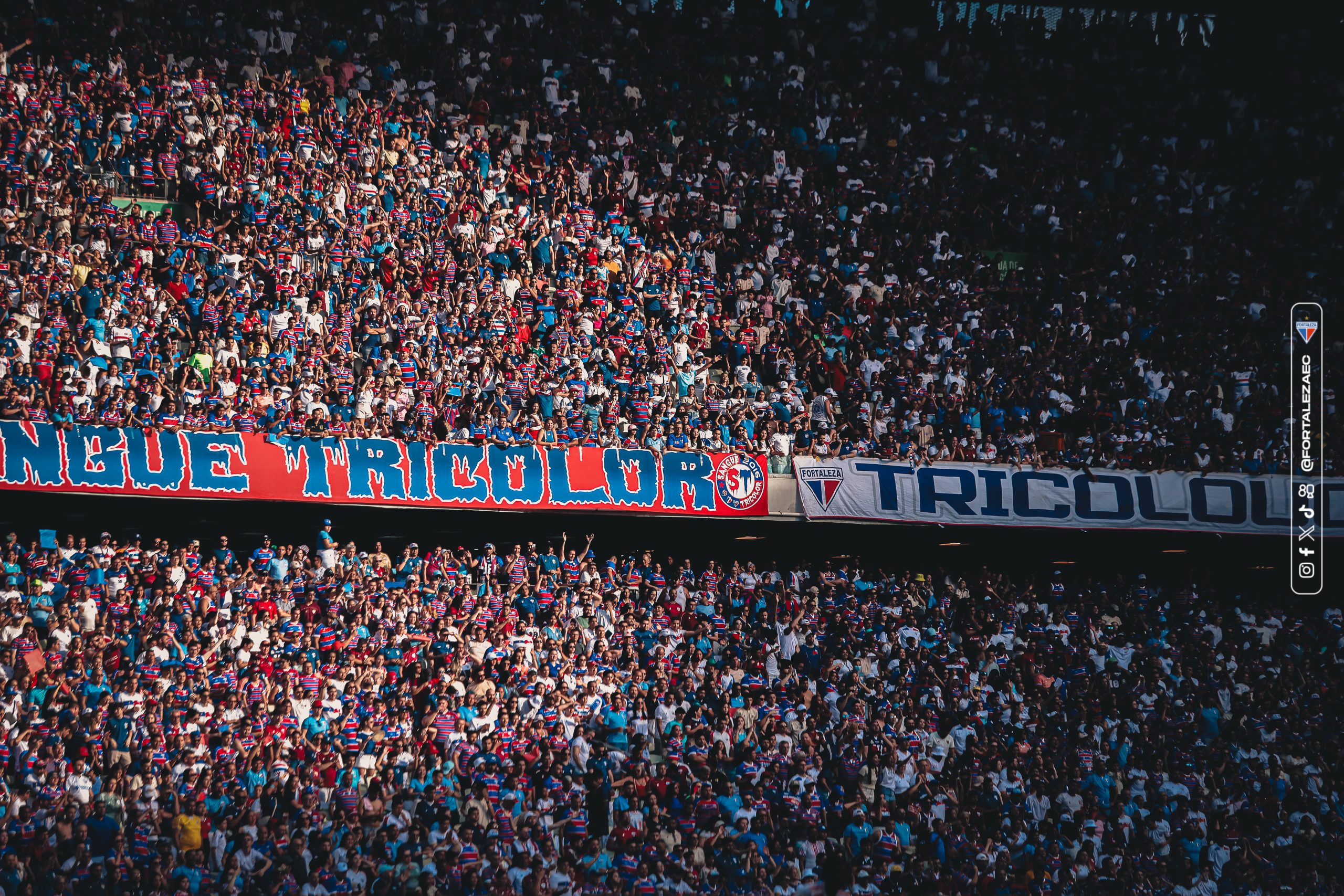 Torcida do Fortaleza na Arena Castelão. (Foto: Mateus Lotif/FEC)