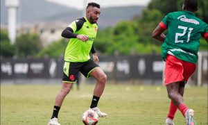 Payet atuando no jogo-treino na nova função - Foto: Reprodução/Vasco