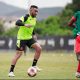 Payet atuando no jogo-treino na nova função - Foto: Reprodução/Vasco