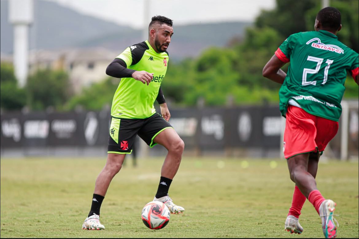 Payet atuando no jogo-treino na nova função - Foto: Reprodução/Vasco