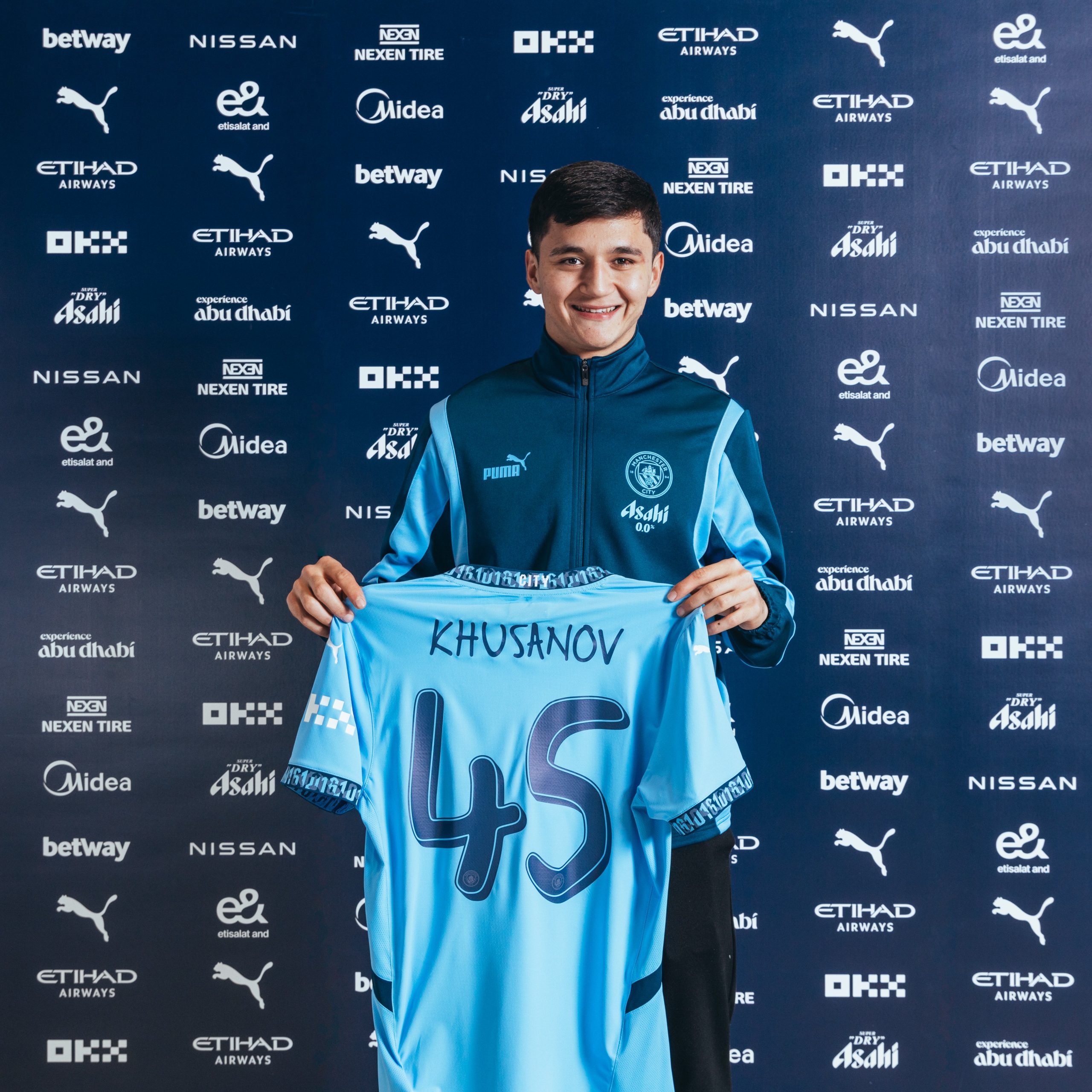 Khusanov durante sua apresentação. (Foto:Divulgação/Manchester City)