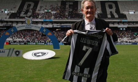 Léo Batista antes de uma partida do Botafogo em 2019. (Foto:Foto: Vitor Silva/Botafogo)