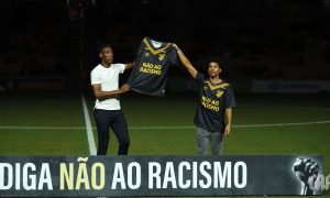 Léo, zagueiro do Athletico, recebeu homenagens na partida contra o Cianorte. (Foto: José Tramontin/CAP)