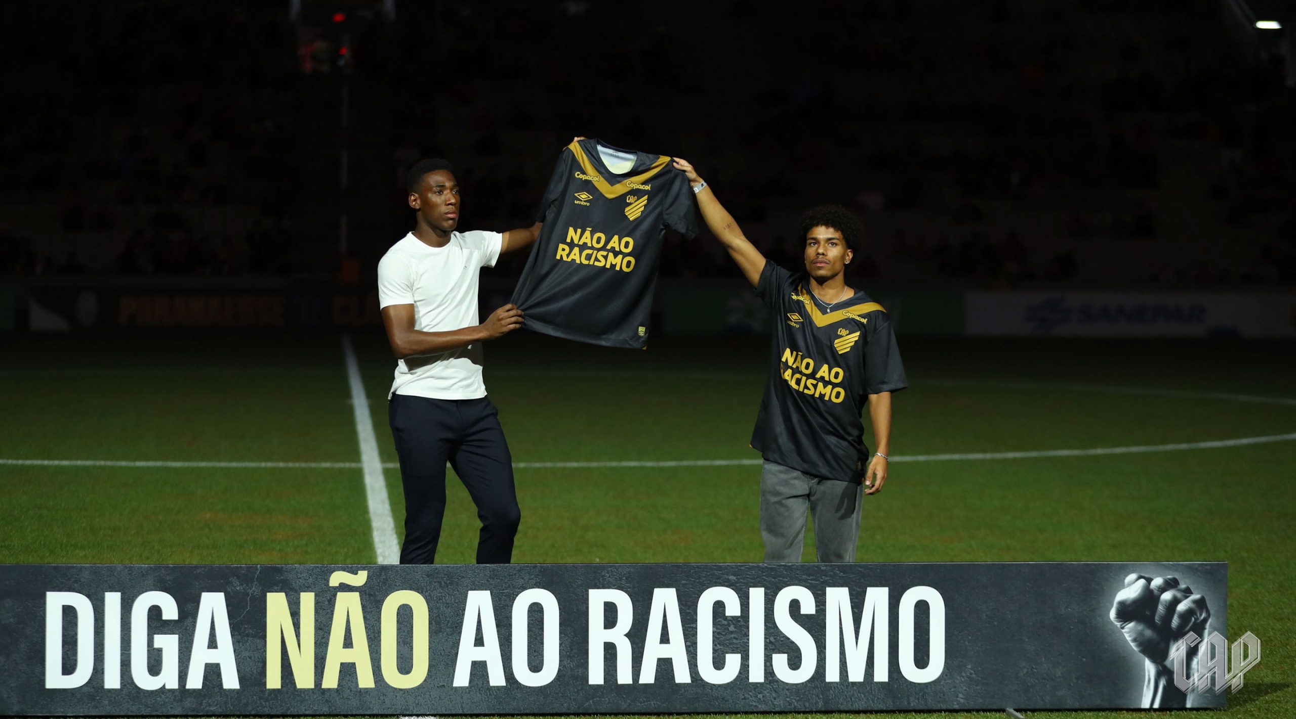 Léo, zagueiro do Athletico, recebeu homenagens na partida contra o Cianorte. (Foto: José Tramontin/CAP)