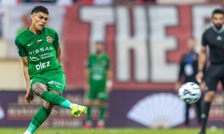 Mateusão batendo penâlti. (Foto:Divulgação/Shabab Al-Ahli)