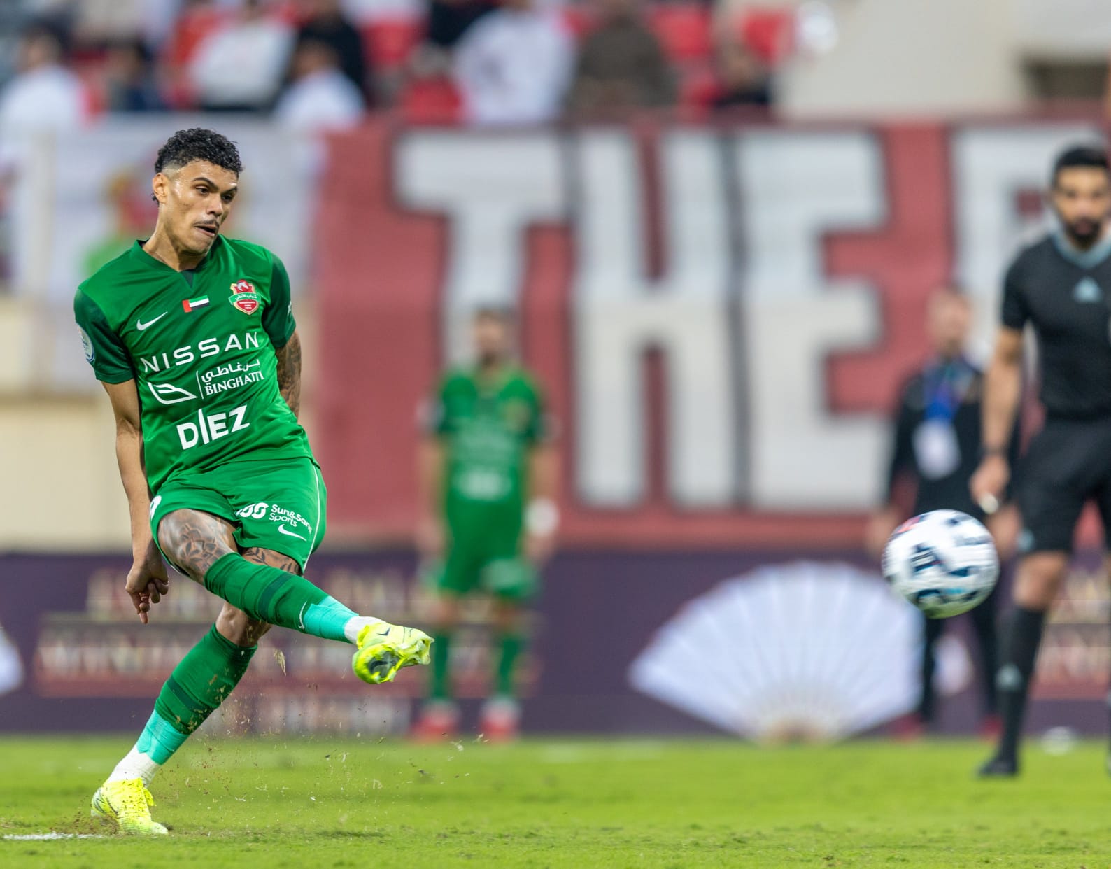 Mateusão batendo penâlti. (Foto:Divulgação/Shabab Al-Ahli)